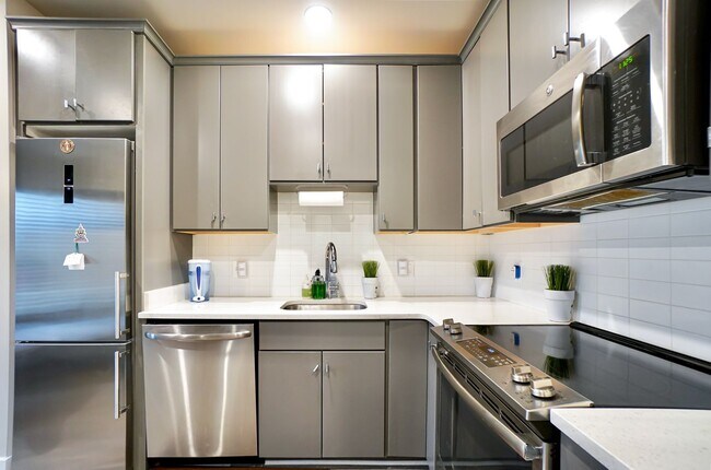 Building Photo - Two-Level 1BR w/ Den Next to Walter Reed a...