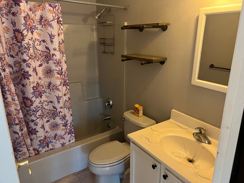 Full Bathroom - 6 Churchill Ln