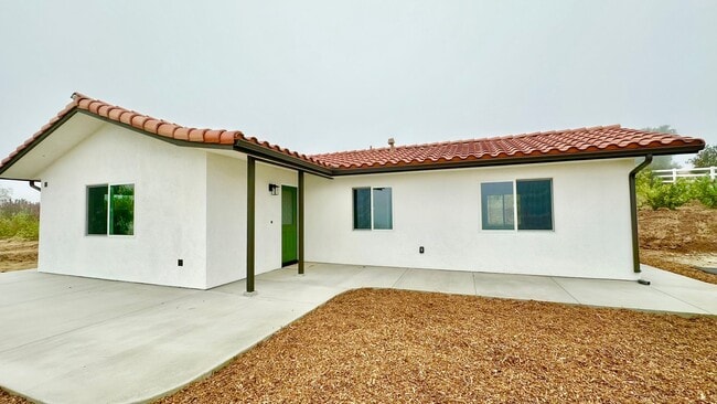 Building Photo - Beautiful Newer Custom Construction Detach...