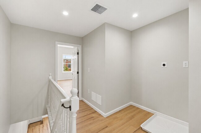 Building Photo - 2427 Ashland Ave