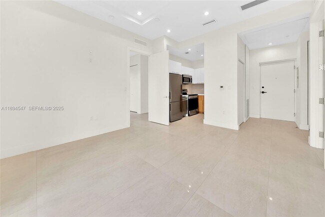 Building Photo - 530 SW 11th Ave