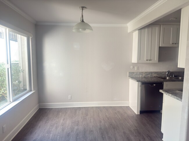 Building Photo - 8545 Villa La Jolla Dr