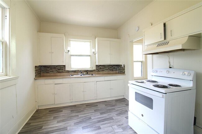 Building Photo - House For Rent 1280 Harrison St, Beaumont, TX 77701