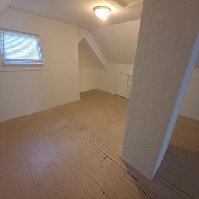 Building Photo - Single Family Home 4  beds 1 bath COMING S...