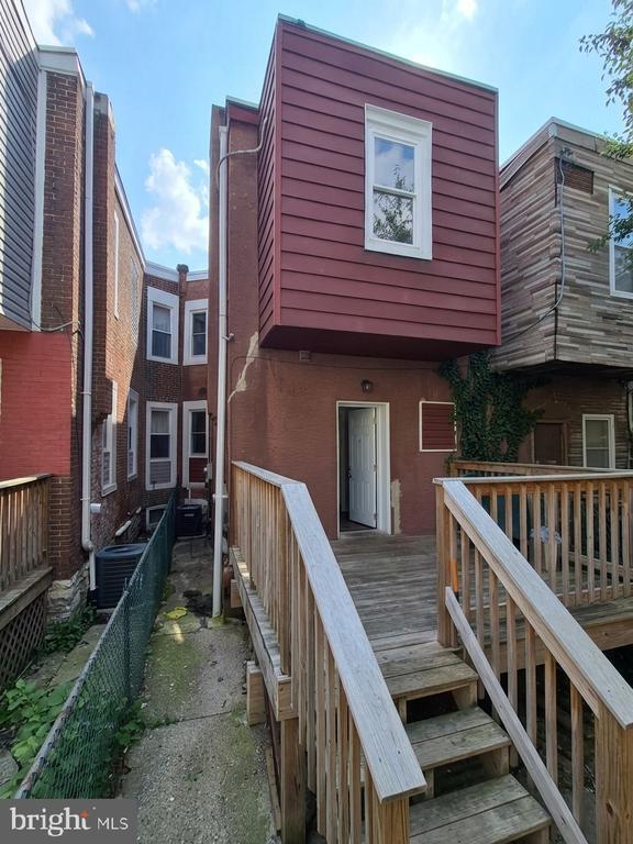 Building Photo - 5751 Larchwood Ave