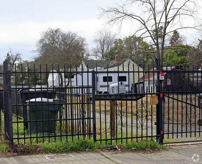 Primary Photo - 4570 Perry Ave