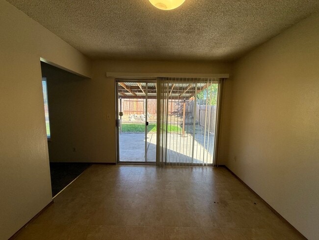 Building Photo - 3 bed 1 bath available in North Highlands!