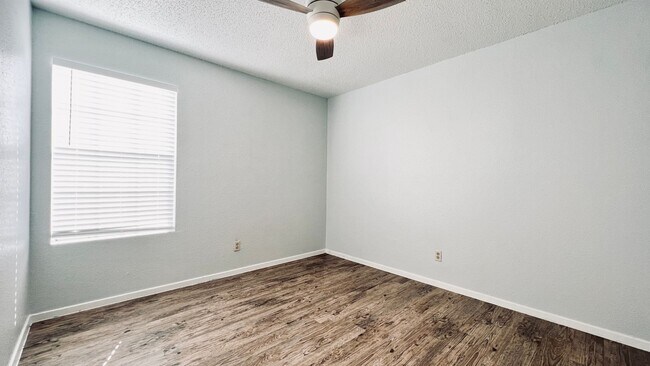 Building Photo - 60% Agent Commission Offered!!!: Great Dup...