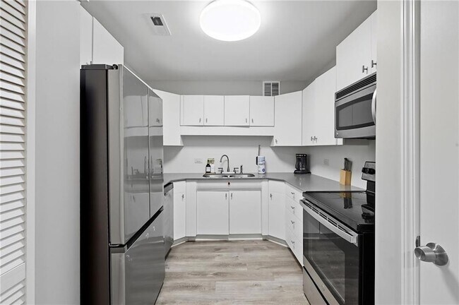 Building Photo - 3645 Peachtree Rd NE