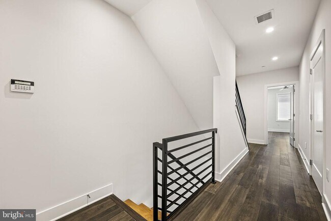 Building Photo - 1217 Bainbridge St
