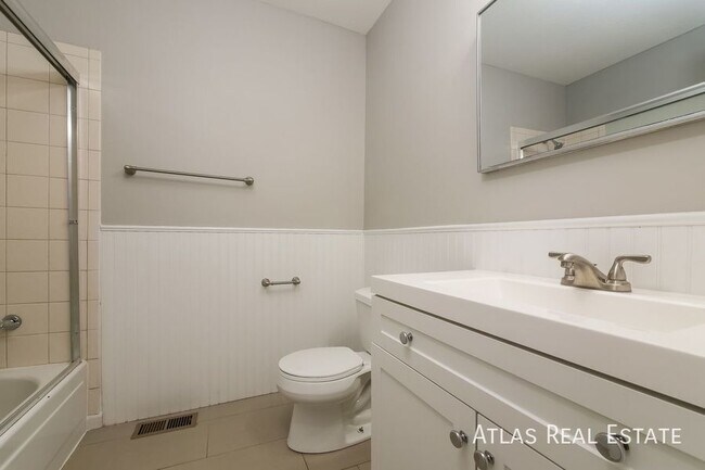 Building Photo - $500 off Move-In Costs and 4 WEEKS FREE RE...