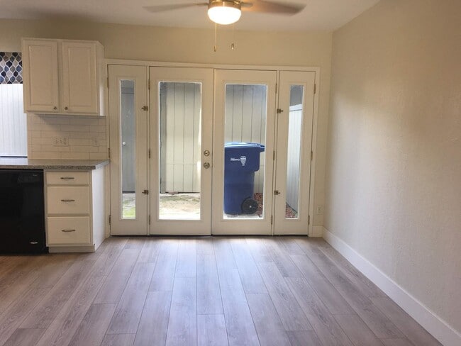 Building Photo - Freshly updated Woodside Park townhouse, c...