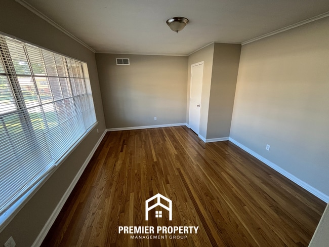 Building Photo - 1601 Favell Dr