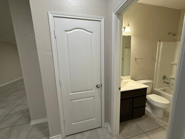 Building Photo - 675 Pebble Bend