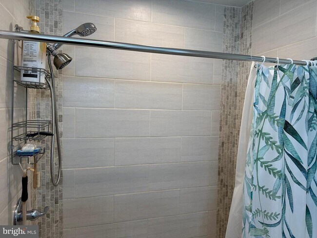 Building Photo - 441 Tomlinson Rd