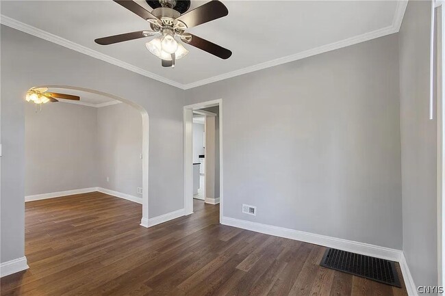 Building Photo - 203 Maple St