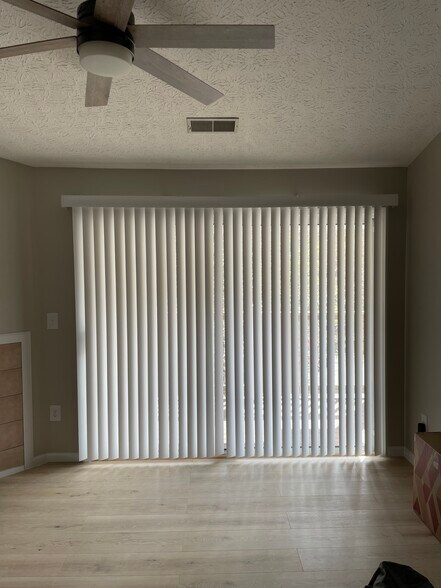 Building Photo - 400 Lakeview Dr
