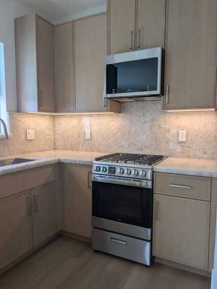 Building Photo - 6330 Mary Ellen Ave