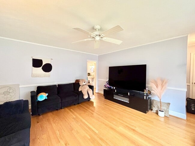 Building Photo - Cozy Home in Norfolk!