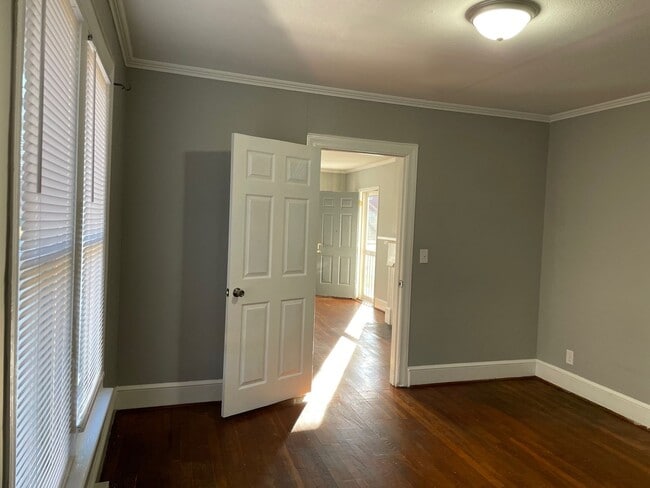 Building Photo - 740