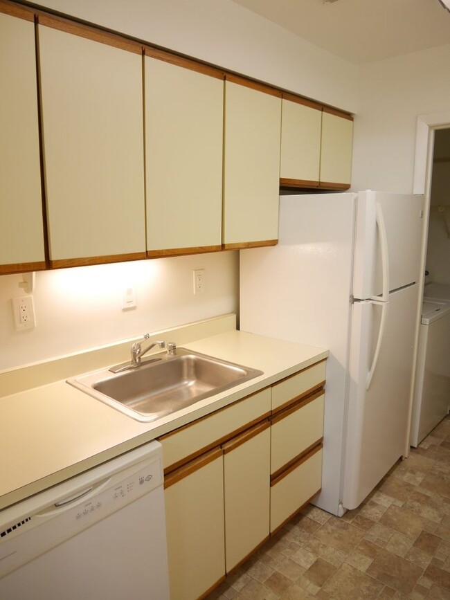 Building Photo - One Bedroom Unit in Somerset Park Condos! ...