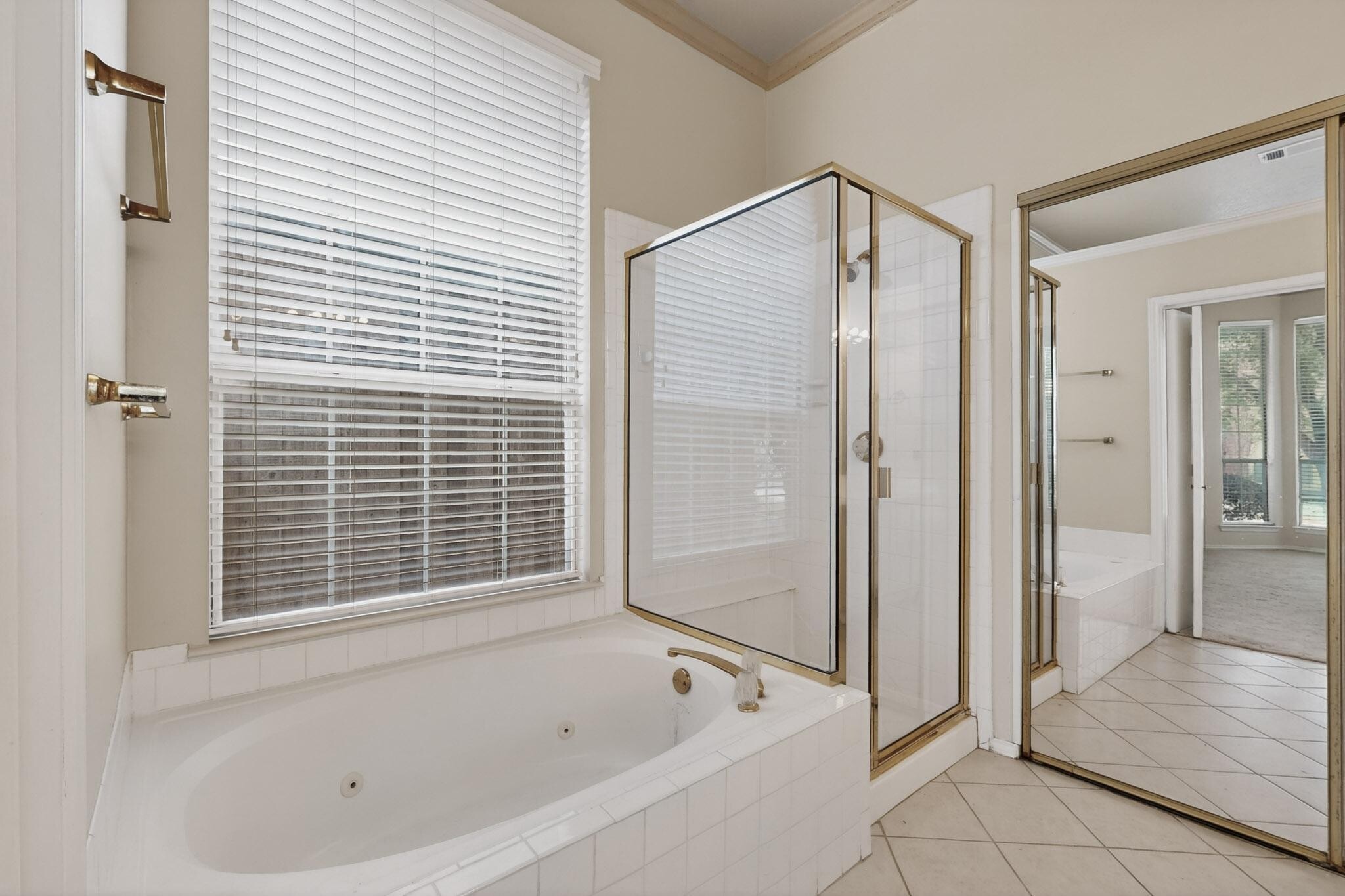 Building Photo - 636 Raintree Cir