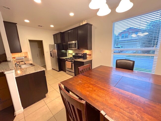 Building Photo - 1520 Beebrush Ln