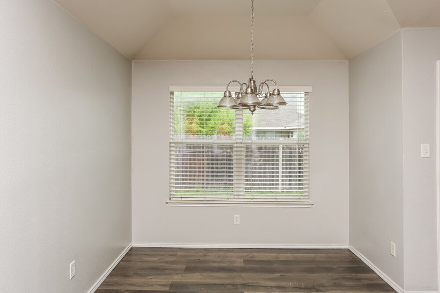 Building Photo - 433 Heritage Dr