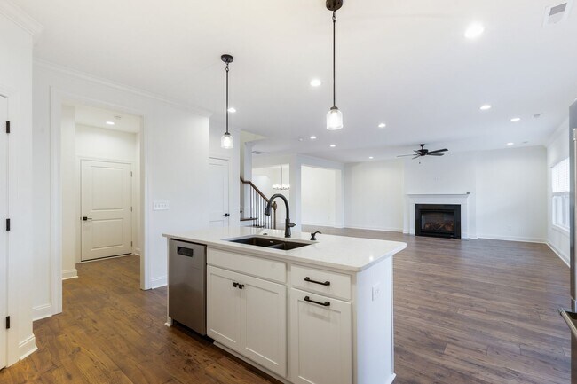 Building Photo - Maryville 37803 - 4 bedroom 3.5 bath - cal...