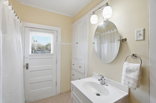 Building Photo - 1033 Forest Ave