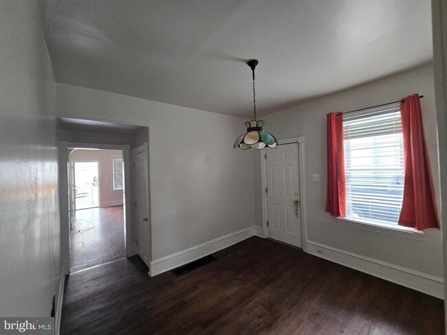 Building Photo - 106 Main St