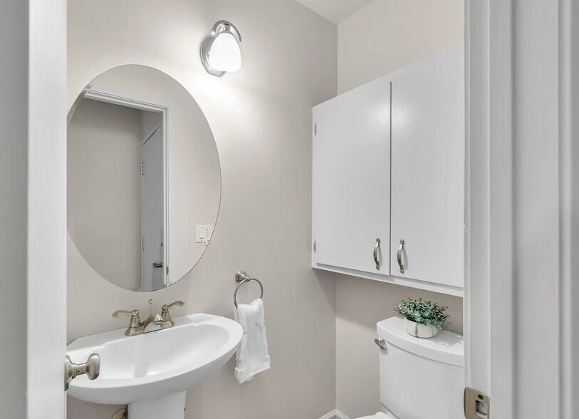 Lower bathroom - 1411 Creekside Dr