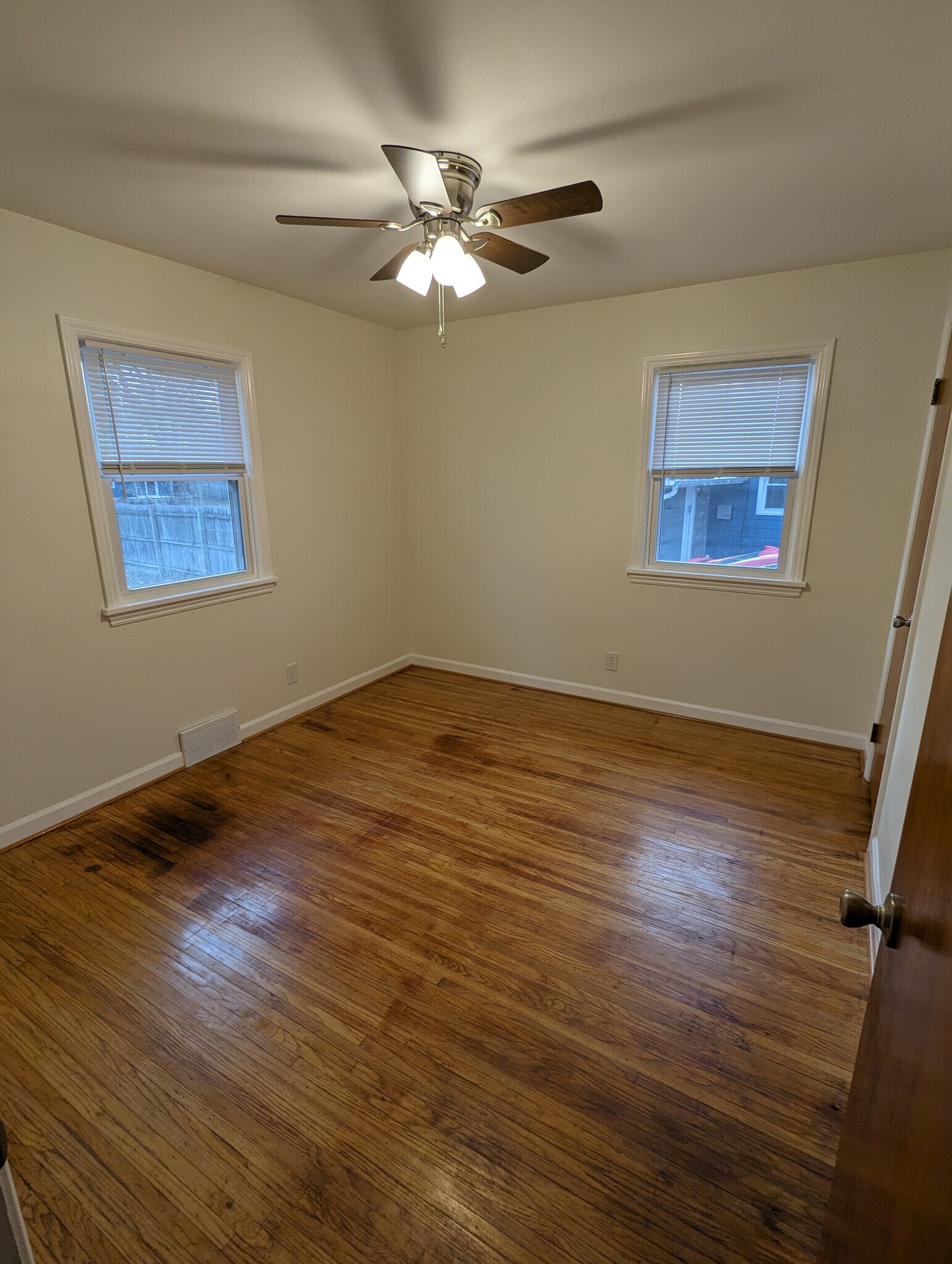Building Photo - 486 Brookview Dr