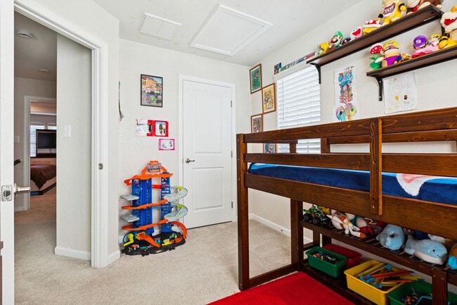 Building Photo - Chesapeake, 3 bedrooms, End Unit- Quick Mo...