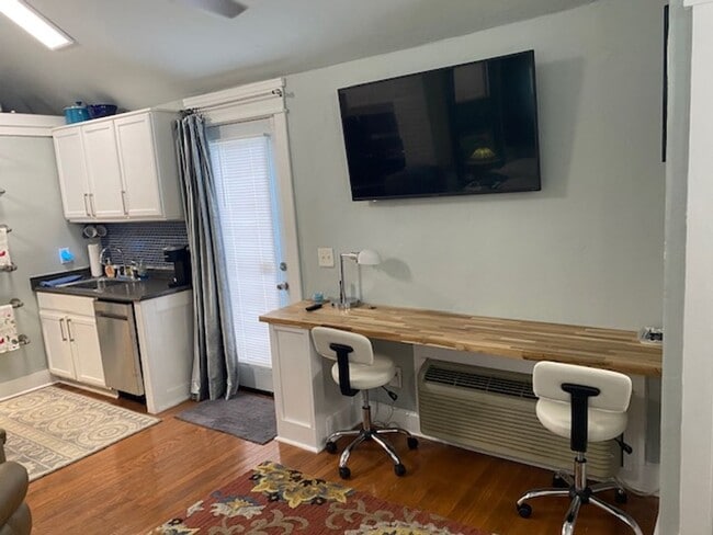 Building Photo - Furnished Tiny House!