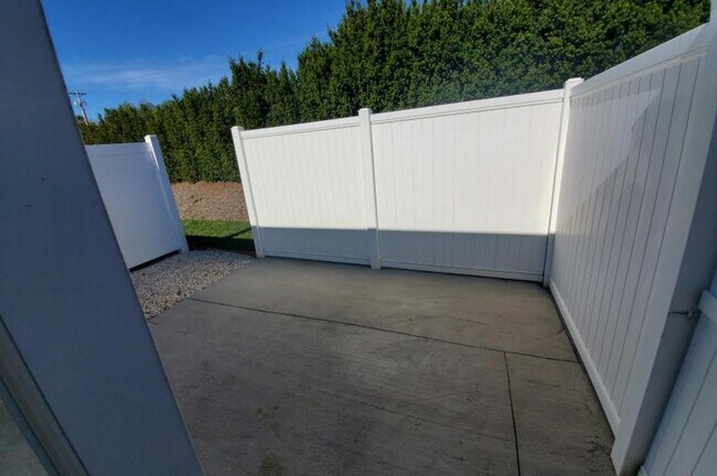 Building Photo - Single Level Townhouse in Campbell County