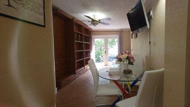 Building Photo - 400 Sunset Dr