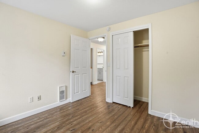 Building Photo - 13902 NE Piper Rd