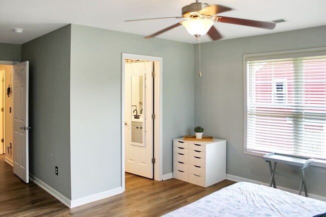 Building Photo - Fully furnished - single family