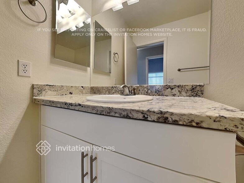 Building Photo - 1655 E Redfield Rd