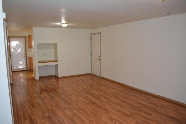 Building Photo - Spacious 3 bedroom townhome on cul-de-sac