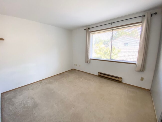 Building Photo - Top floor 1 bedroom condo available now!