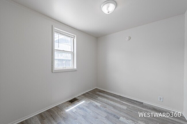Building Photo - 4901 Magoun Ave