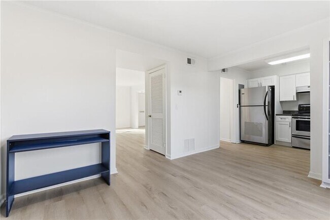 Building Photo - 6520 Roswell Rd NE