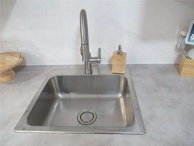 Building Photo - 130 S Cypress Rd