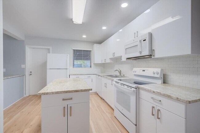 Building Photo - 1221 Cocoanut Ave