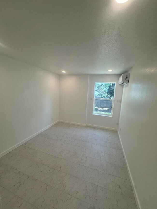 Building Photo - 11216 Baja Dr NE