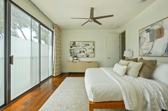 Building Photo - 2017 Kinney Ave