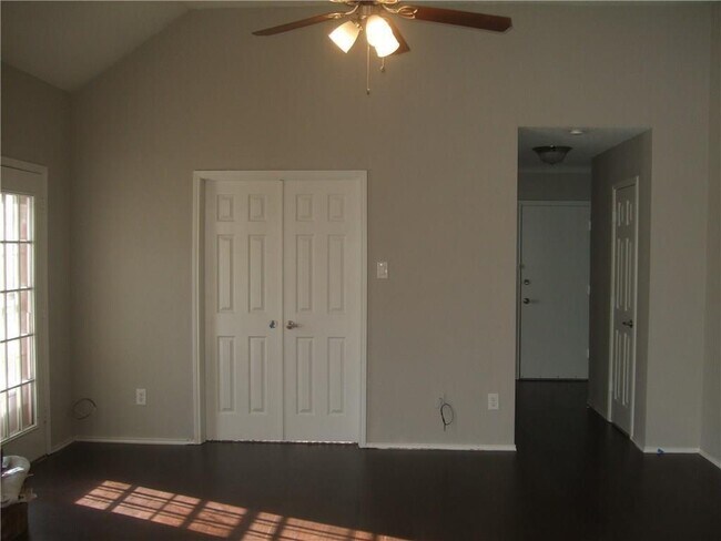 Building Photo - 505 Picketts Dr