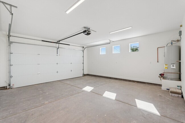 Building Photo - 910 E Roma Ave